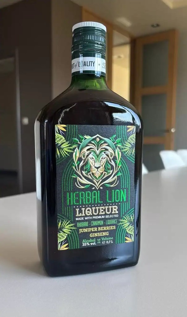 Design premium de etichetă pentru lichiorul Herbal Lion — sticlă verde cu leu stilizat, finisaj auriu și motive botanice.